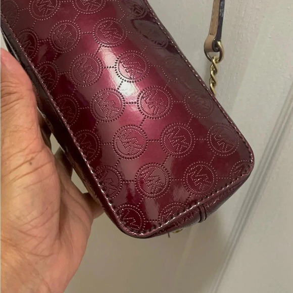 Michael Kors beautiful burgundy, colored Crossbody bag patent with half chain. - Picture 5 of 15